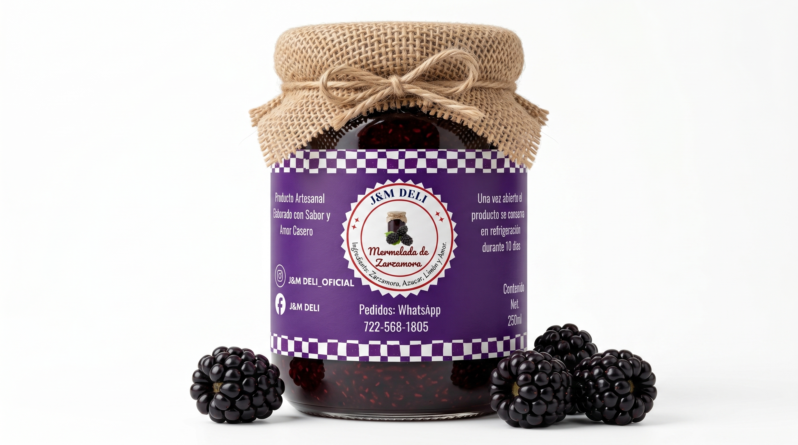 Frasco de mermelada de zarzamora J&M Deli con tapa de yute y zarzamoras frescas