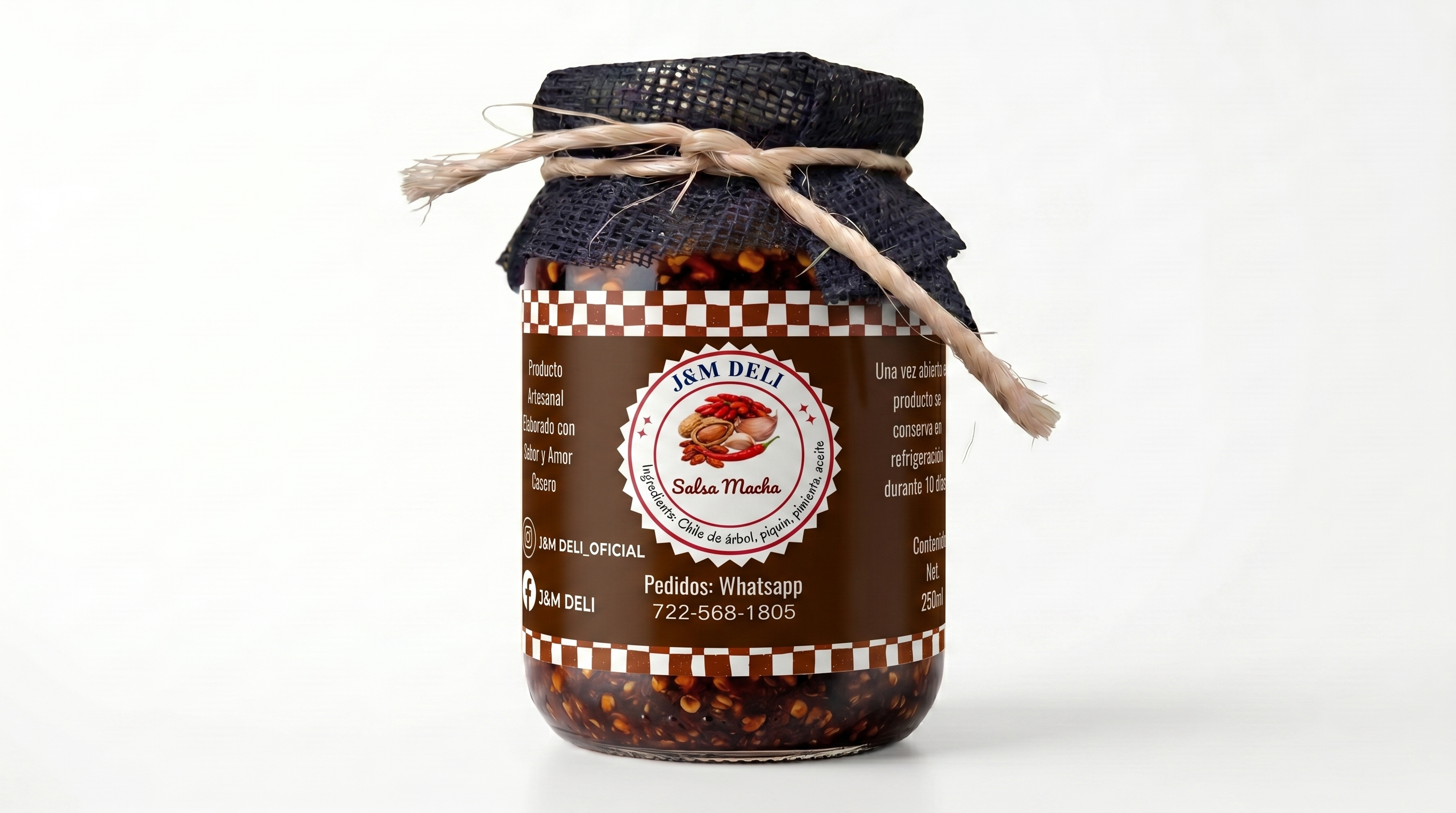 Frasco de salsa macha J&M Deli con etiqueta café
